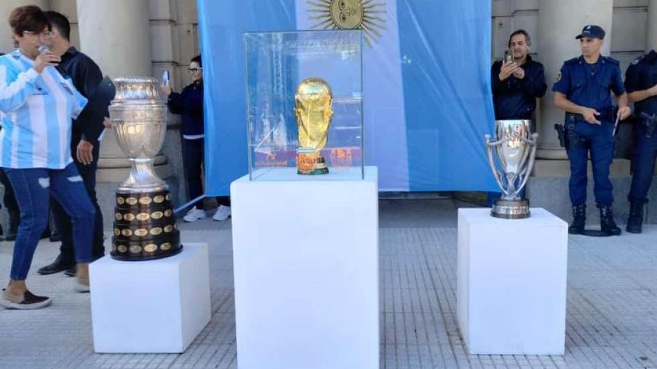 La Copa del Mundo, la Copa América y la copa de la Finalissima serán exhibidas en Olavarría el próximo 11 de mayo. GENTILEZ EL ECO DE TANDIL