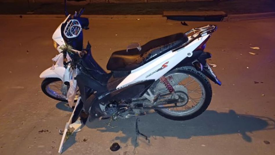 La moto que conducía la víctima fatal de la colisión. Según lo informado, el joven que después murió a causa de este choque llevaba casco colocado. CPA/PBA