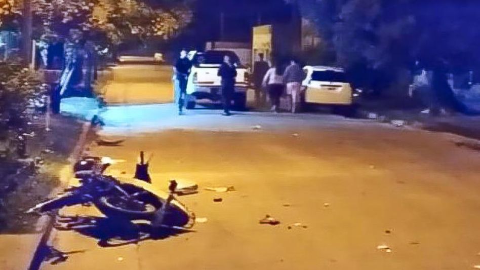 Un joven que tenía 22 años murió luego de que  la moto que conducía chocó con una camioneta 