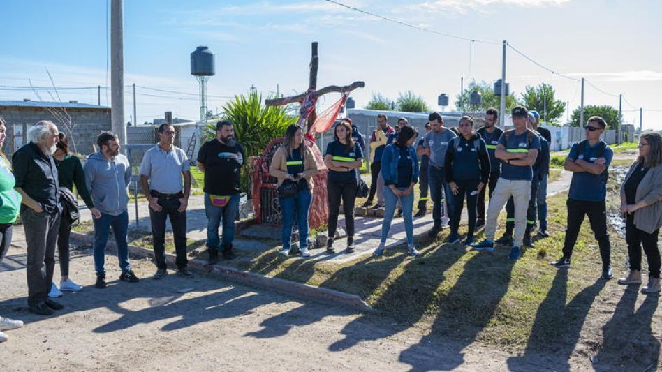 Integrantes del MTE Construcción Azul acompañados por autoridades locales celebraron ayer a la mañana la finalización del Proyecto de Integración Socio Urbana II en el barrio San Francisco.  NICOLÁS M