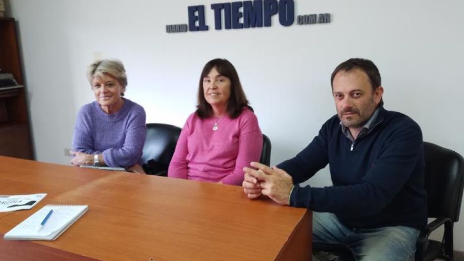 Verónica Torassa y Silvina Larraburu, de Azul Solidario, junto al secretario de Salud de la Municipalidad de Azul, Hernán Combessies, durante la entrevista con este diario.