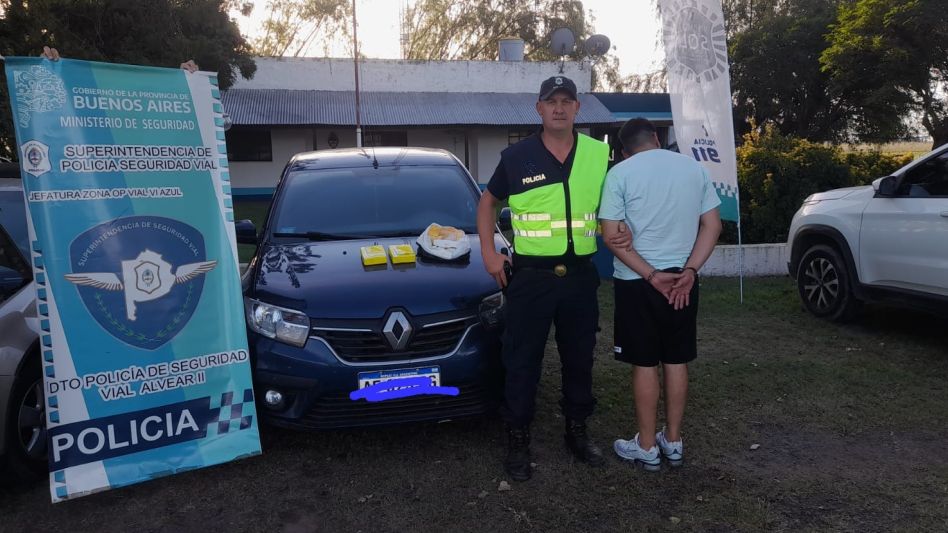 El joven arrestado viajaba en un Renault Sandero cuya cédula verde era apócrifa. FOTO: VIAL GENERAL ALVEAR/PBA