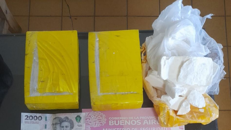 La droga secuestrada: tres panes que en total pesaron cerca de tres kilos. FOTO: VIAL GENERAL ALVEAR/PBA
