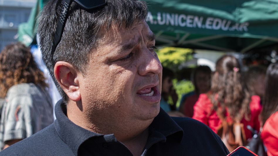 El trabajador no docente de la Facultad de Agronomía de esta ciudad y miembro de comisión directiva de ATUNCPBA, Mauro Cruz, en la última movilización que se realizó el mes pasado.  ARCHIVO/NICOLÁS MU