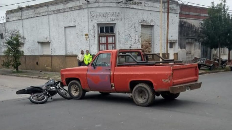 Un choque entre una moto y una camioneta derivó en que el conductor del rodado menor tuviera que ser llevado al hospital. FOTO: CPA/PBA
