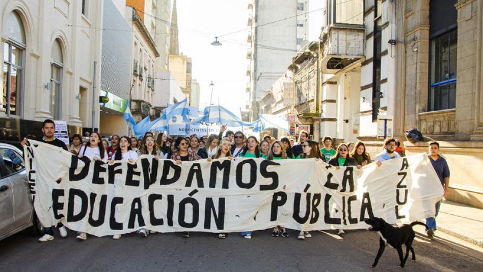 Unas 2500 personas tomaron parte en Azul de las actividades previstas a nivel nacional en demanda de financiamiento para las universidades públicas. FOTOS NACHO CORREA