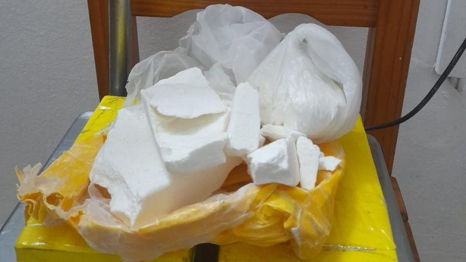 Los ladrillos de cocaína incautados en poder del joven que está detenido. En total, pesaron algo menos de tres kilos.  VIAL II GENERAL ALVEAR/PBA
