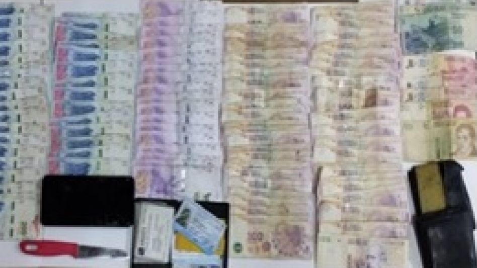 Dinero, un elemento cortante, un celular y demás elementos incautados en poder del ahora imputado. FOTO: SECCIONAL PRIMERA AZUL/PBA