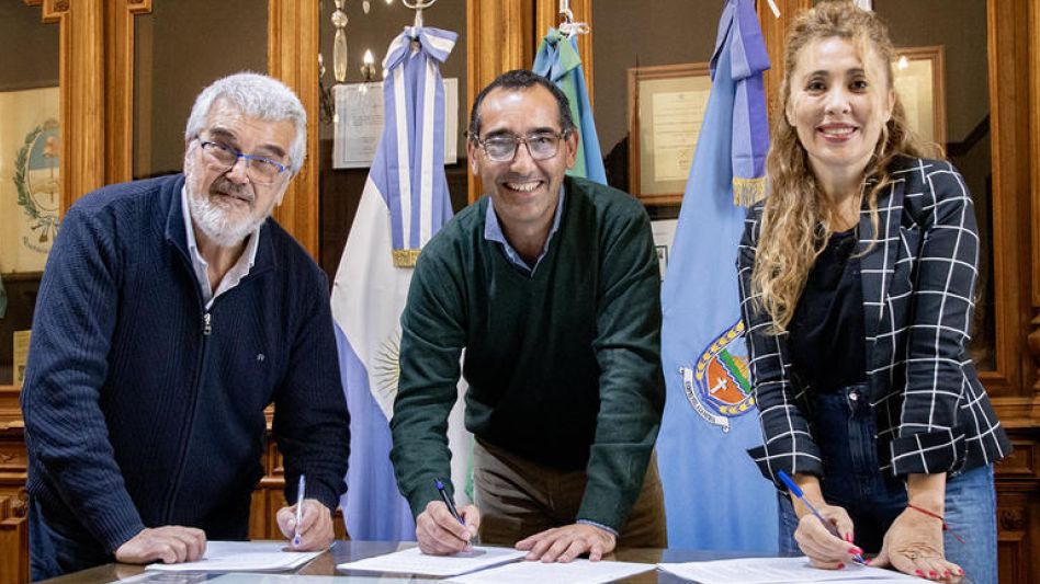 Bajo la estrategia Municipio donante, se firmó ayer un convenio de colaboración interinstitucional entre la comuna y el Ministerio de Salud de la Provincia. LUCAS TEDESCO/PRENSA MUNICIPAL