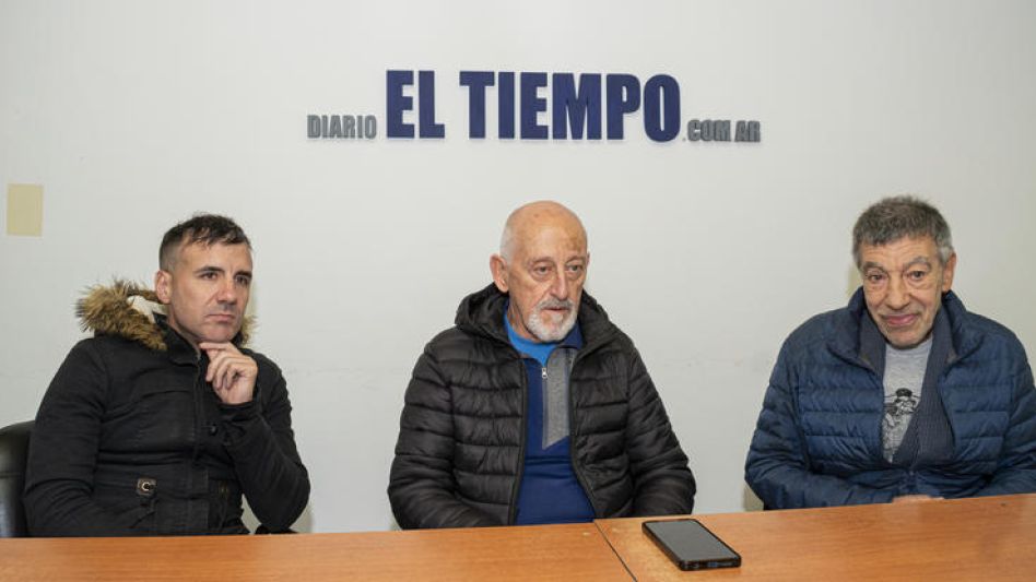 El músico Diego Fredes, el presidente de la comisión directiva del Centro de Extensión Cultural, Carlos Fortunato y Ruben Mono Izarrualde, en diálogo con este diario.  NICOLÁS MURCIA MURCIA 