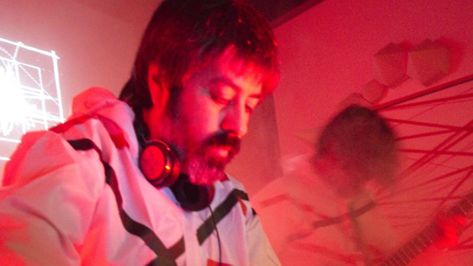 Hernán Teppa tiene 50 años y se dedica a ser Dj desde hace 10. Además forma parte de Y las arañas de Marte.