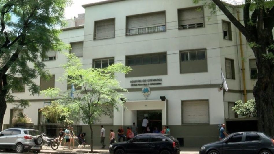 Un menor fue denunciado por rociar con alcohol y prender fuego a su amiga de 10 años