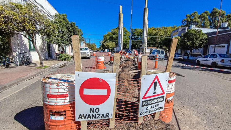 El municipio ejecuta la obra de construcción de la rotonda frente al acceso principal del Parque, en calles Colón y Guaminí.  NACHO CORREA