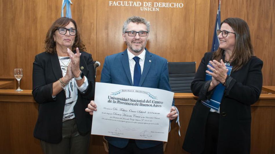 La Vicerrectora de la UNICEN Alicia Spinello, el Dr. Fabián Salvioli y la Decana de la Facultad de Derecho Laura Giosa.    NACHO CORREA