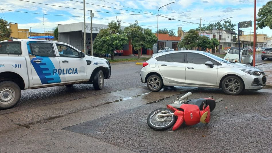 El conductor de la moto fue atendido en el Pintos por la Guardia y no quedó internado. FOTO: SOMOS NOTICIAS/SOMOS AZUL