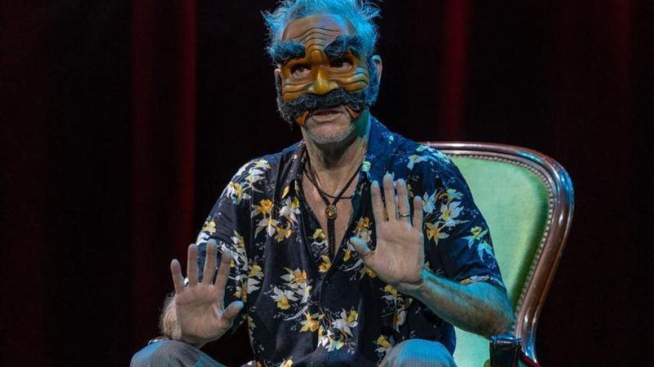 Alejandro Naviliat llega con un espectáculo que ya estuvo en Azul pero que no perdió vigencia. 