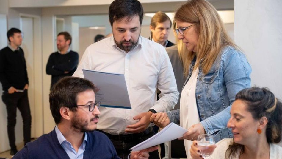 La diputada provincial Laura Aloisi durante el encuentro con el ministro de Salud bonaerense, Nicolás Kreplak.  PRENSA DIPUTADA ALOISI