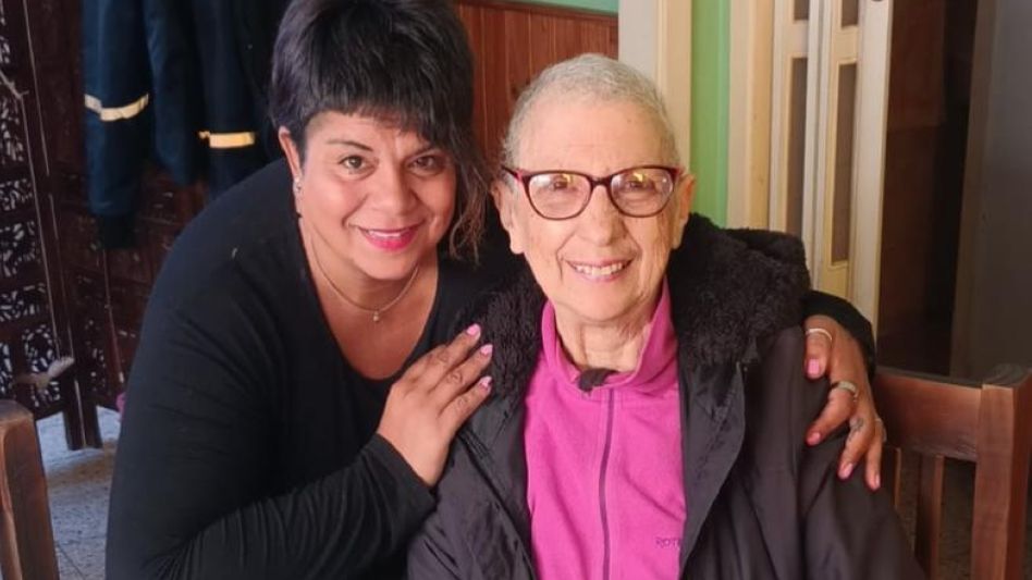 Sandra Isabel junto a Emilse a quien asiste con medicación ya que se encuentra en tratamiento.    GENTILEZA SANDRA ISABEL  
