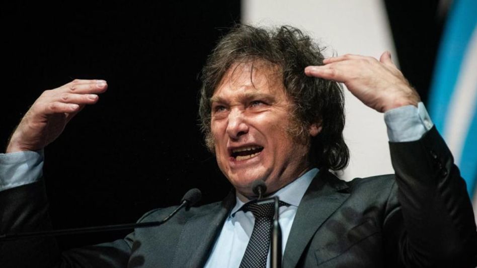 Milei apuntó contra el periodismo y aseguró que "los salarios empezaron a ganarle a la inflación"