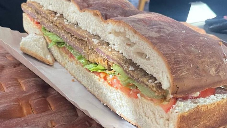 Un sándwich de milanesa, con lechuga y tomate, de más de 20 metros de largo