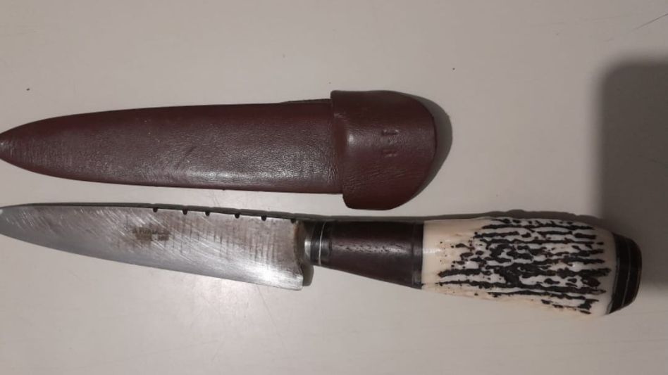 Dos cuchiillos. Fueron incautados en poder de un agente del SPB y de un joven a los que la Policía arrestó. FOTOS: CPA/PBA