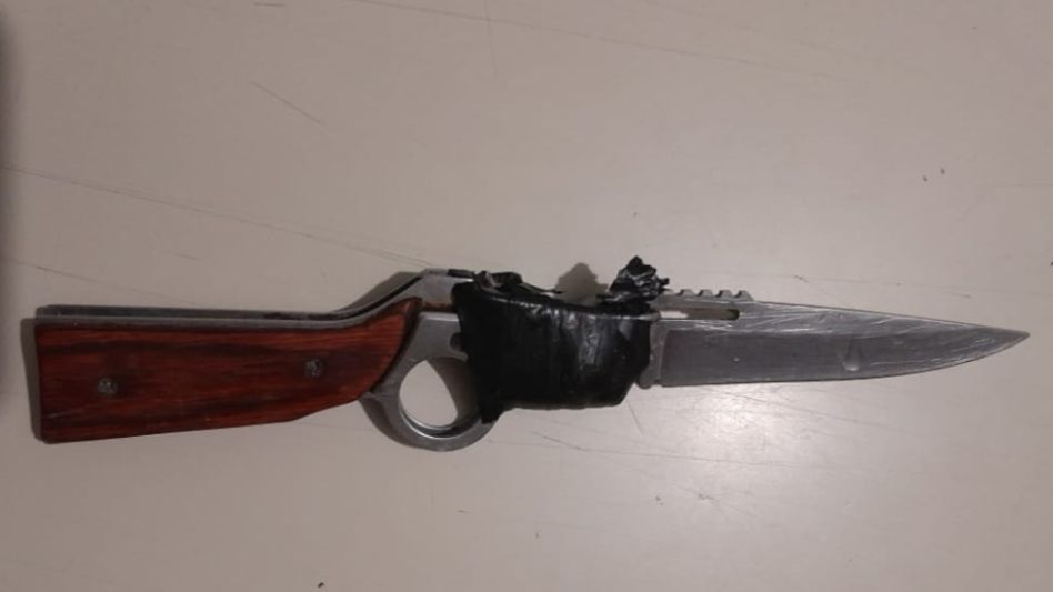 Arrestaron a un agente penitenciario y  a un joven que portaban armas blancas 