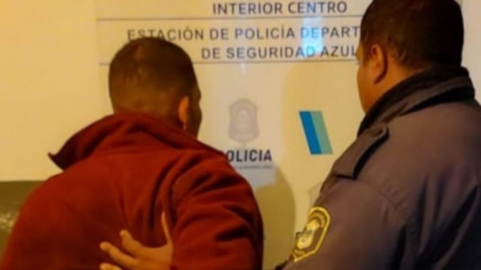 Arrestaron a un agente penitenciario y  a un joven que portaban armas blancas