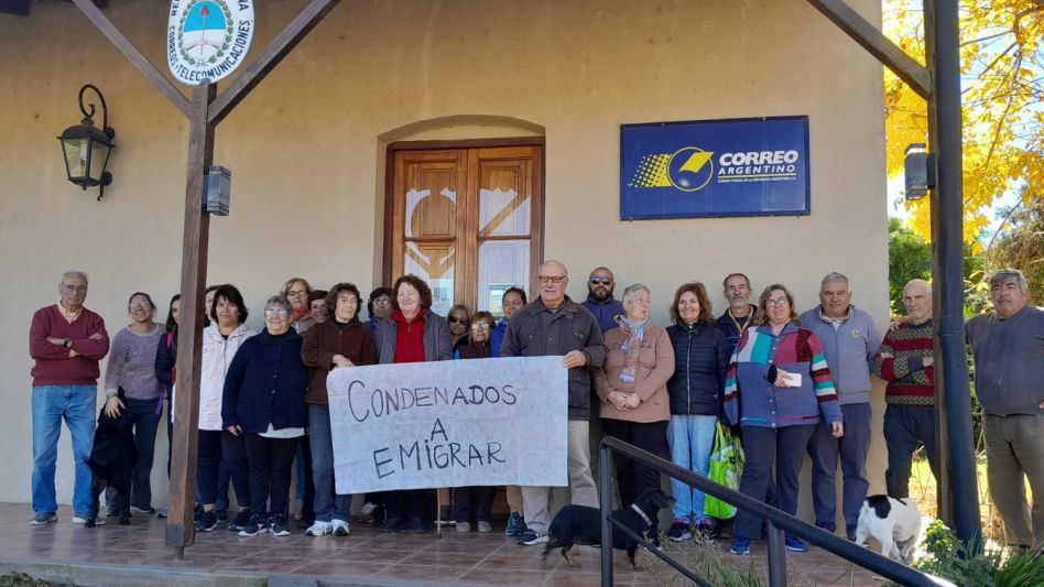 "Condenados a emigrar": El gobierno cierra sucursal de Correo y empuja a la desaparición a un pequeño pueblo bonaerense