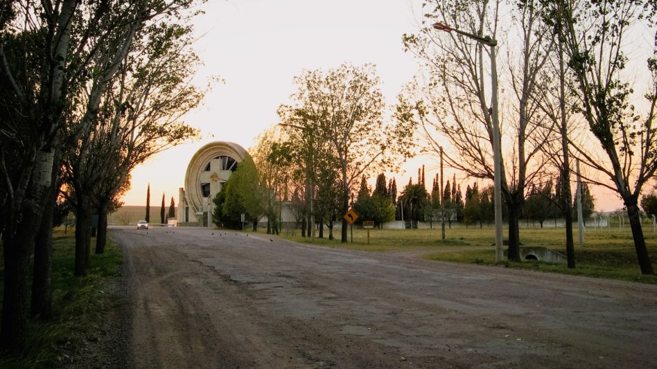 La entrada del cementerio, uno de los puntos turísticos clave de Saldugaray. (DIB | Marcelo Metayer)
