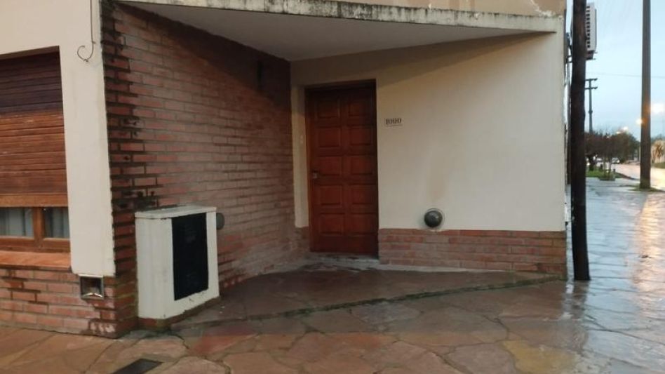 La vivienda convertida en escenario del robo está ubicada en una de las esquinas de las calles Salta y Cáneva.   CPA/PBA