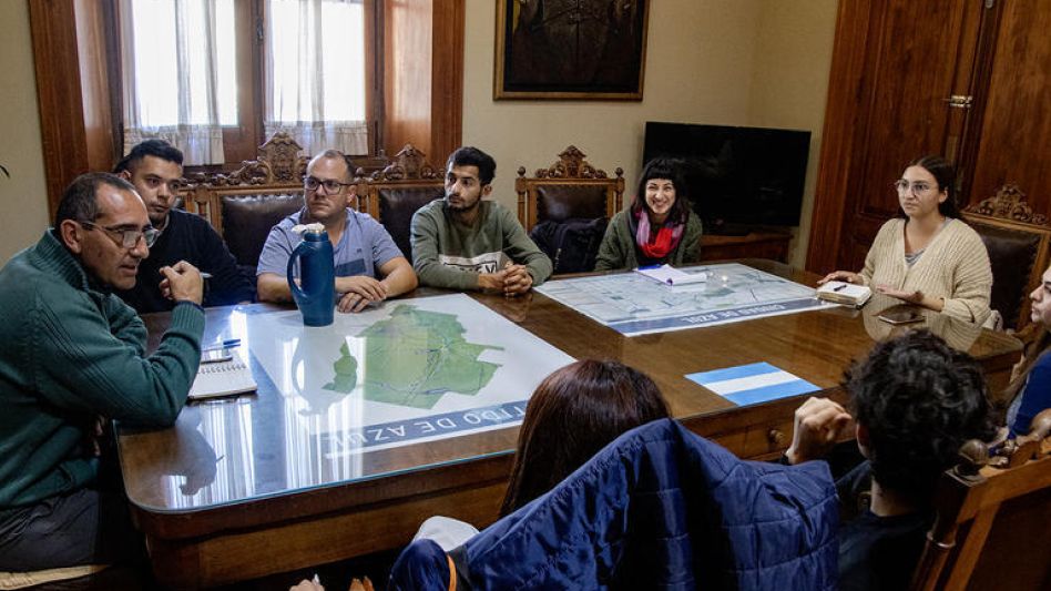 El intendente Nelson Sombra durante la reunión con representantes del centro de estudiantes de la sede local de UNICEN.  PRENSA MUNICIPAL