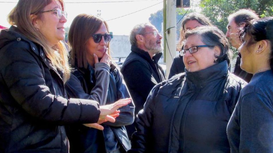 En la foto, la diputada provincial Laura Aloisi y Natalia Vázquez junto a Margarita Cardoso, durante el muy merecido homenaje a Pedro Cardoso y Argentino Blanco del 1 de mayo pasado.  