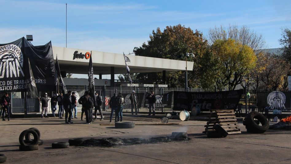 En medio de la apertura de importaciones de neumáticos, una planta despide a casi 100 operarios