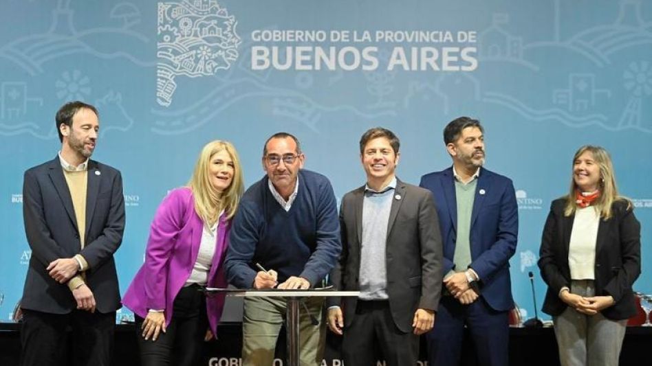 El intendente Nelson Sombra junto al gobernador provincial Axel Kicillof durante la firma correspondiente al segundo desembolso del Fondo de Fortalecimiento Fiscal Municipal. PRENSA GOBERNACIÓN