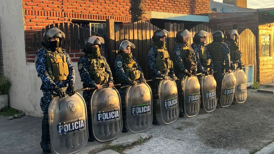 Efectivos policiales, durante uno de los allanamientos realizados hoy en Azul. FOTO: DROGAS ILÍCITAS AZUL/PBA