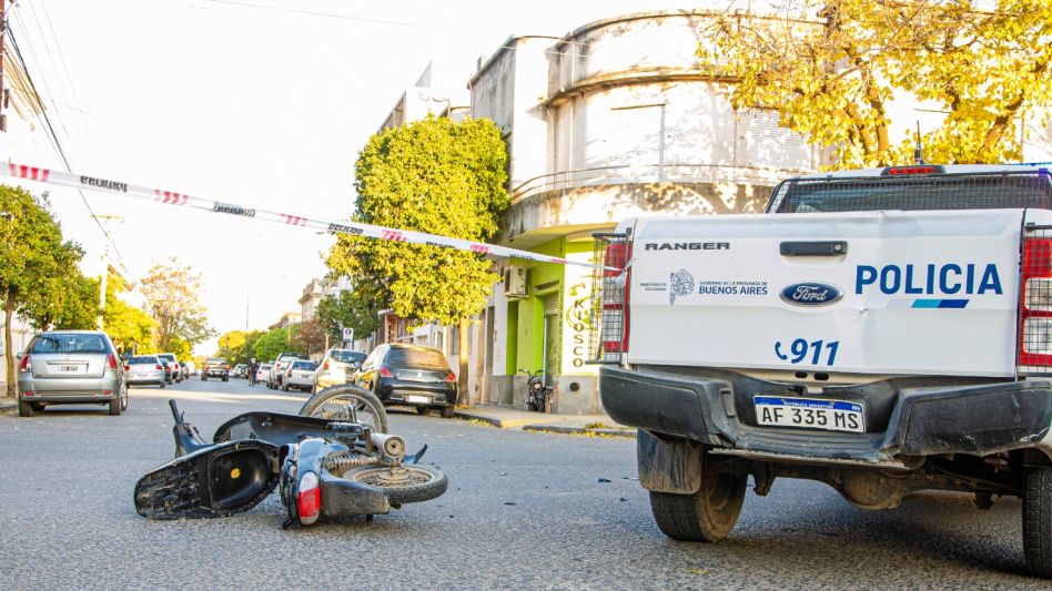 Las lesiones que el conductor de la moto sufrió, al parecer, no revestían gravedad. FOTO: NACHO CORREA