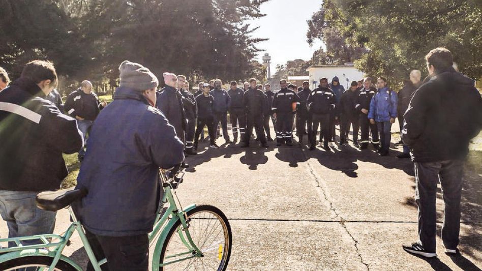 Los trabajadores de Fanazul ayer realizaron una asamblea en la planta, en la que se ratificó el estado de alerta permanente.