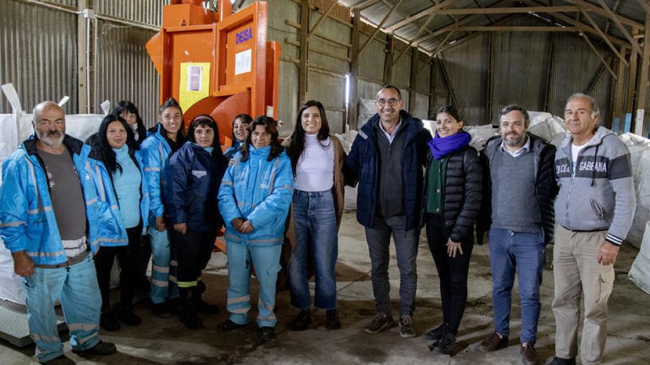 La ministra de Ambiente bonaerense, Daniela Vilar, junto al jefe comunal, funcionarios e integrantes de la cooperativa El Resurgimiento.  PRENSA MUNICIPAL 