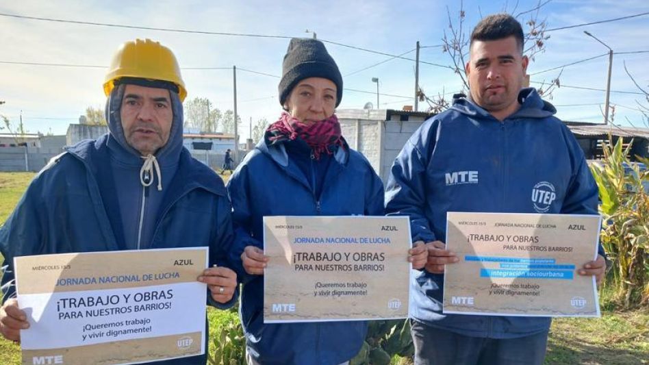 Trabajadores del MTE-Construcción posando con el cartel que reclama trabajo y obras para los barrios populares de Azul.    GENTILEZA/MTE