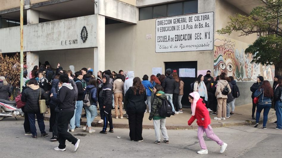 Alumnos de la Escuela Piloto se manifestaron en la puerta del establecimiento educativo