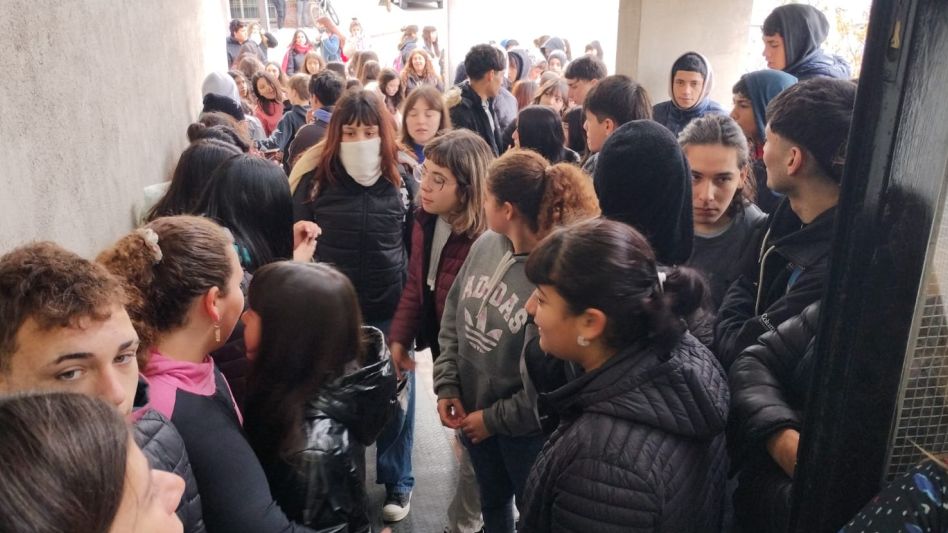 Alumnos de la Escuela Piloto se manifestaron en la puerta del establecimiento educativo