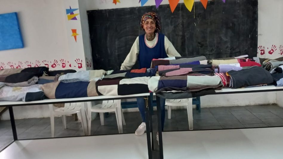 Ola de frío: en la cárcel de mujeres de Azul confeccionaron y entregaron 55 mantas a un comedor de Tandil