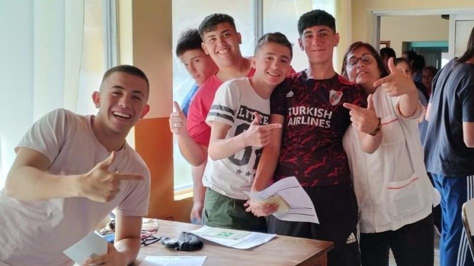 La agente sanitaria Andrea Vélez, fallecida en 2023, fue recordada por sus compañeras del equipo itinerante rural de APS. En la foto, junto a jóvenes durante una actividad de atención primaria.