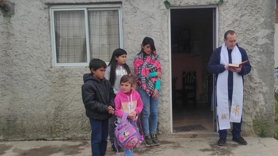 El sacerdote Marcos Pereryra ofreció su bendición a la familia y al hogar. 