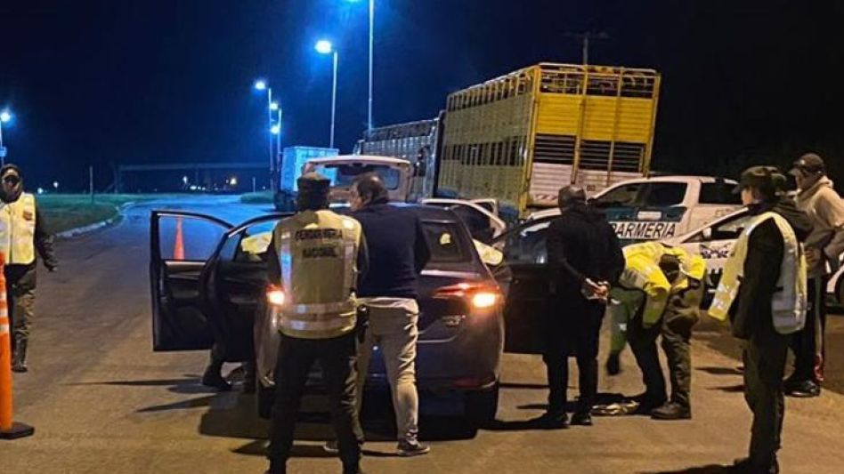 Sobre la Ruta 3, agentes de Gendarmería Nacional realizaron este procedimiento antidrogas que derivó en la aprehensión de un azuleño.   GENDARMERÍA NACIONAL ARGENTINA