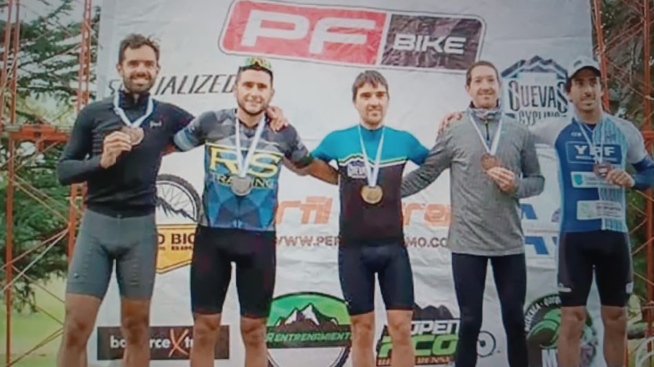 Ramiro Sottile en lo más alto del podio. El pedalista se impuso en la categoría Master C1. FACEBOOK RAMIRO SOTTILE