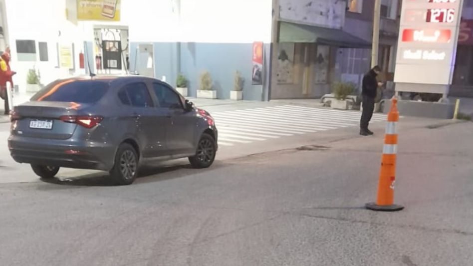En el cruce de Cáneva y Mitre se produjo un siniestro vial. Un auto y una bicicleta fueron los rodados implicados. FOTO: CPA/PBA