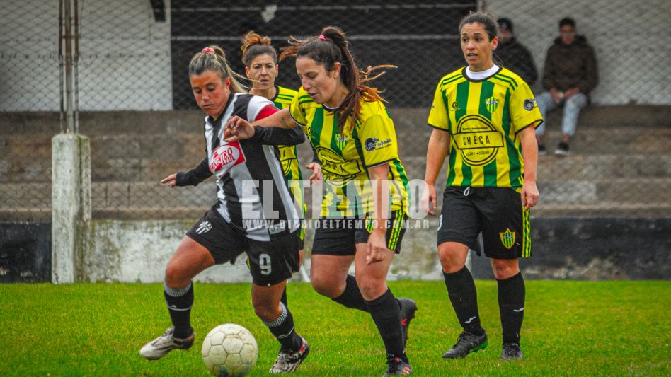 Alumni y Piazza igualaron en un tanto. Las albinegras por ventaja deportiva avanzaron a las semifinales del Apertura. FOTOS: NICOLÁS MURCIA