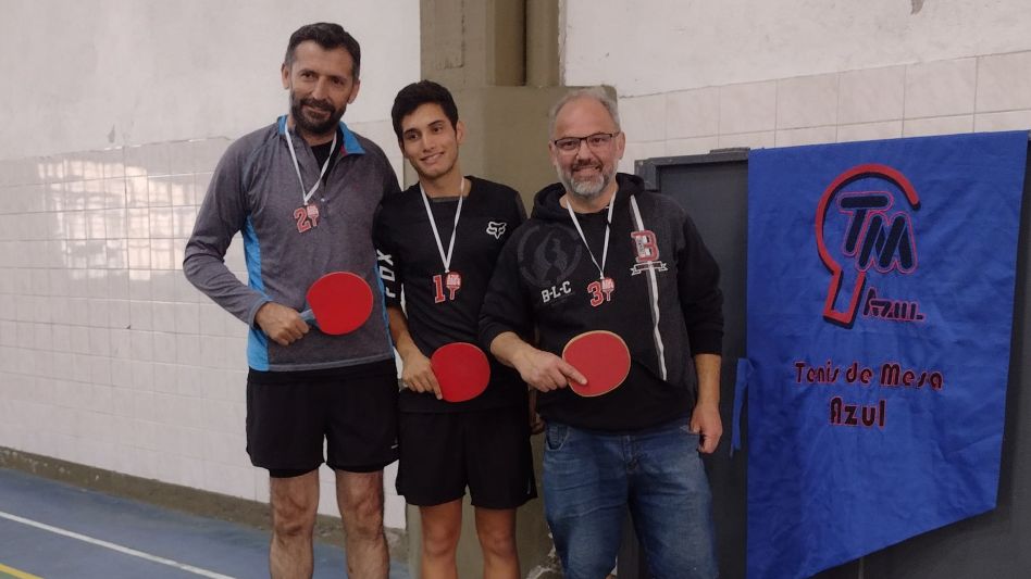 Valentino López, quien está en el medio, se destacó en Séptima y Octava categoría.