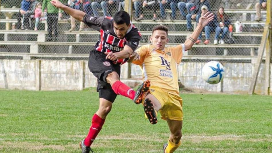 Boca Juniors - Chacarita Juniors (izquierda) y Sarmiento de Tapalqué ? Alumni Azuleño estarán jugando los partidos de ida de las semifinales del Torneo Apertura de Primera División. ARCHIVO